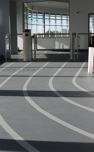 Foto von einer beschichteten Eingangshalle eines Hallenbades