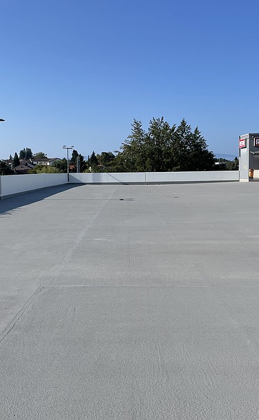 Foto von einerm beschichteten Parkdeck am Rewe Markt