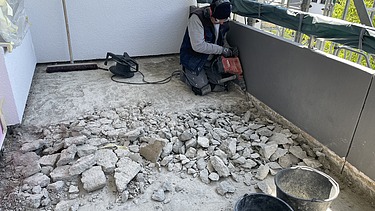 Foto von einem Balkon auf dem der Estrich entfernt wird