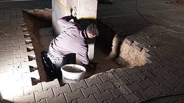 Foto von Beschichtungsarbeiten an Stützen in einer Tiefgarage