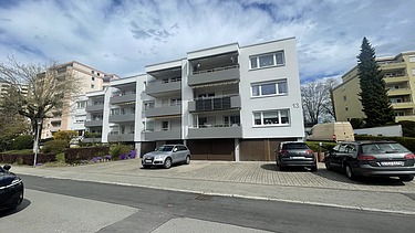 Foto von einem Mehrfamilienhaus mit Balkonen