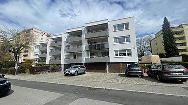 Foto von einem Mehrfamilienhaus mit Balkonen