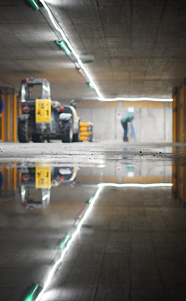 Foto von einer abgestützen Tiefgarage mit einem Radlader und Peri Stützen