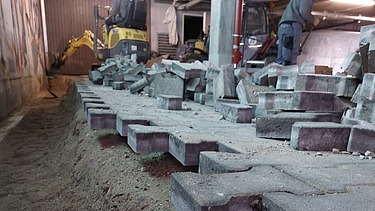 Foto von Pflaster und Aushubarbeiten in der Tiefagarage