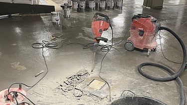 Foto von einem Abbruchhammer beim Abbruch eines Bodenablaufs