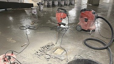 Foto von einem Abbruchhammer beim Abbruch eines Bodenablaufs