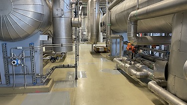 Foto des Hallenbodens mit einer Beschichtung