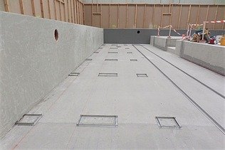 Foto von einem grauen Becken in einer Halle