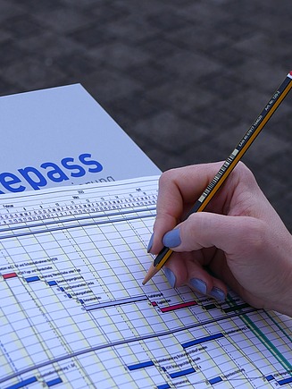 Foto von einem Plan und einer Hand mit Bleistift