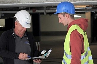 Ausbildung bei Repass Foto von zwei Personen mit Helm
