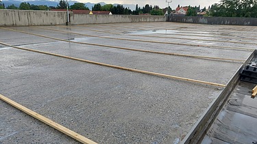 Foto von Gefälleherstellung auf dem Parkdeck