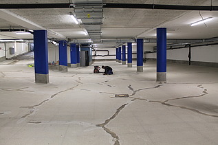 Foto vom einer gerissenen Bodeplatte die gerade saniert wird