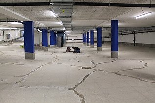 Foto vom einer gerissenen Bodeplatte die gerade saniert wird