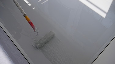 Foto von Aufbringen Oberflächenschutzsystem auf einem Balkon