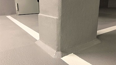 Foto von einer Betonstütze in einer Tiefgarage