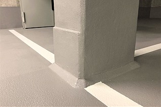 Foto von einer Betonstütze in einer Tiefgarage