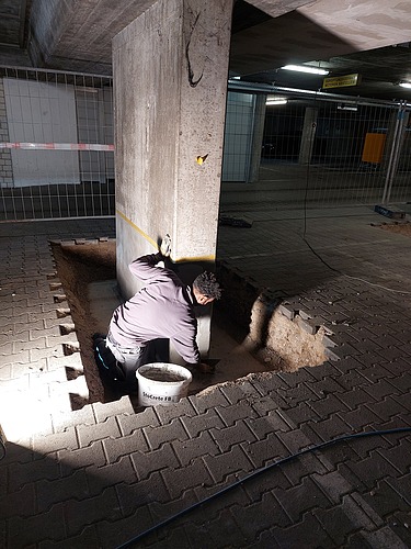 Foto von Beschichtungsarbeiten an Stützen in einer Tiefgarage