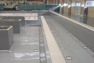 Foto von einem Becken in einerHalle mit Bodenbeschichtung 