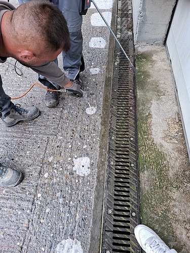 Foto von zwei Mitarbeitern die nachträgliche Bewehrungsanschlüsse setzten