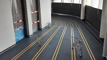 Foto von Abklebearbeiten an einem Hallenbad Boden