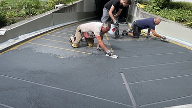 Foto von Beschichtungsarbeiten an der Rampe Fischgrätenmuster