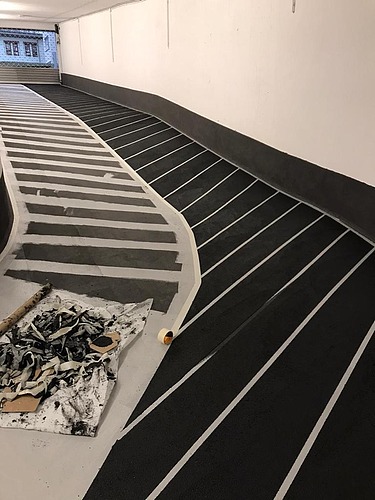 Foto von einer beschichteten Rampe in Fischgrätenmuster