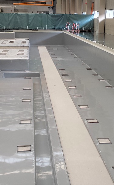 Foto von einem Becken in einerHalle mit Bodenbeschichtung 