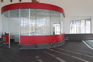 Foto von einer roten Beschichtung an Wänden im Hallenbad