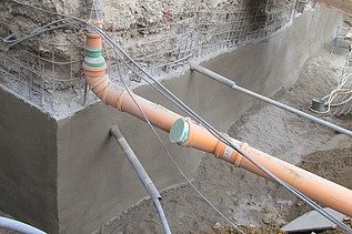 Foto von einer verstärkten Wand mit Spritzbeton