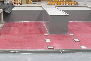 Foto einer roten Bodenbeschichtung an einem Becken in einer Halle