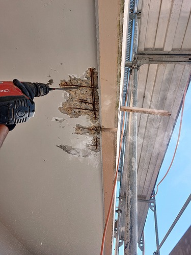 Foto von Schadstellen an Balkondecke