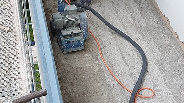 Foto von einem Balkon der kugelgestrahlt wird