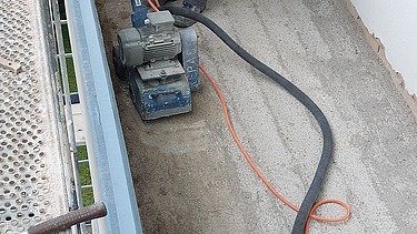 Foto von einem Balkon der kugelgestrahlt wird