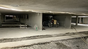 Foto von freigelegter Bewehrung Betonboden in einer Tiefagarage