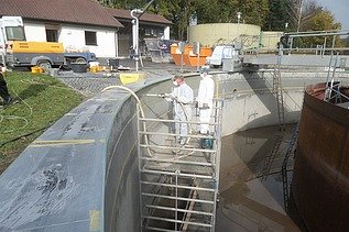 Foto von zwei Männern in Schutzkleidung auf einem Gerüst