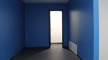 Foto von einer blauen Wandbeschichtung in einer Umkleidekabine