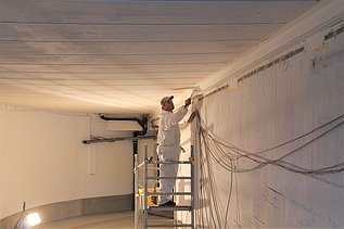 Foto von einem Maler der die Decke streicht