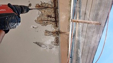 Foto von Schadstellen an Balkondecke