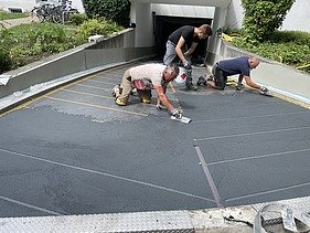 Foto von Beschichtungsarbeiten an der Rampe Fischgrätenmuster