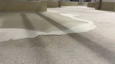 Foto von der Entschichtung eines Betonbodens