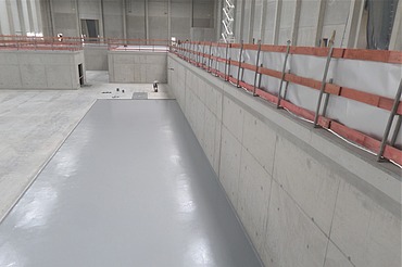 Spezialbeschichtung der Traktorenfabrik in Lauingen Foto eines beschichteten Beckens in einer Halle