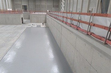 Spezialbeschichtung der Traktorenfabrik in Lauingen Foto eines beschichteten Beckens in einer Halle
