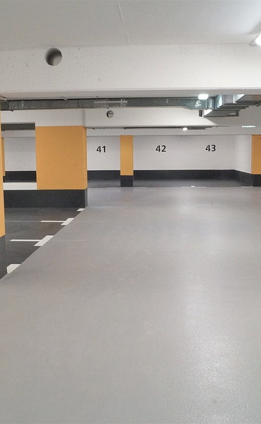 Instandgesetzte Tiefgarage mit Oberflächenschutz Foto einer Tiefgarage mit schwarz-gelben Farbakzenten