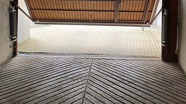 Foto von einer Tiefgaragenrampe Einfahrt