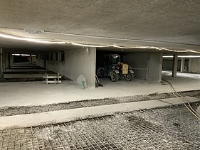 Foto von freigelegter Bewehrung Betonboden in einer Tiefagarage