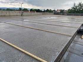 Foto von Gefälleherstellung auf dem Parkdeck