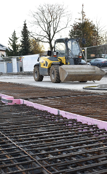 Foto von einer Tiefgaragendecke die bewehrt wurde und einem Radlader