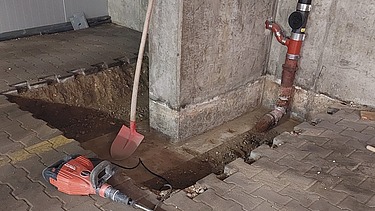 Foto von ausgehobenen Fundament in einer Tiefagarage
