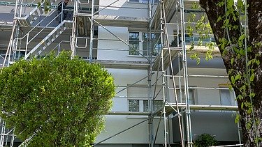 Foto von einen eingerüsteten Mehfamilienhaus