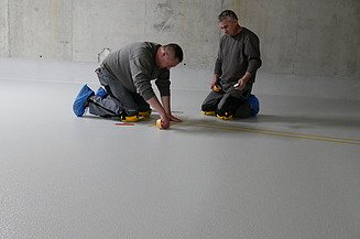 Wir bauen auf dich. Du machst den Unterschied Foto von freiliegender Bewehrung und zwei Personen am arbeiten